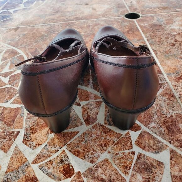 Brown Clarks shoes - Picture 5 of 5